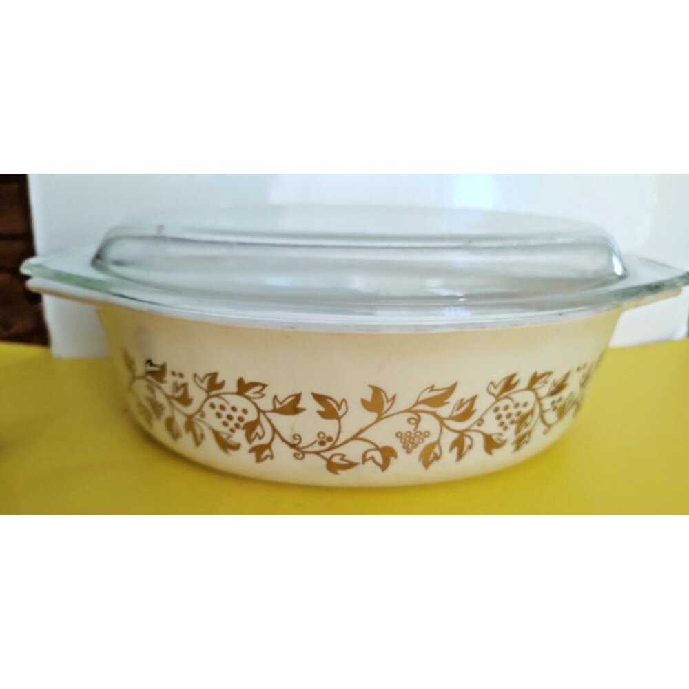 Vintage Pyrex Oval casserole dish in the rare "Golden Grapes" pattern 2.5 QT